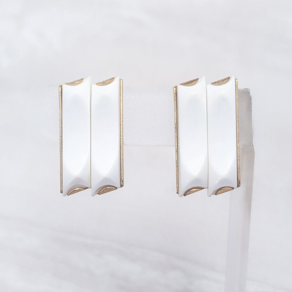 Vintage Clip On Earrings Statement Off White & Gold Tone Unusual Stylish 1.25"